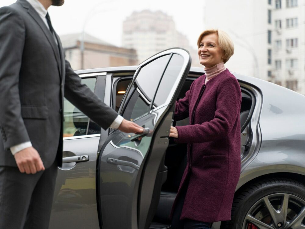 taxi-driver-female-client-interacting-formal-way_23-2149204532 taxi-driver-female-client-interacting-formal-way_23-2149204532